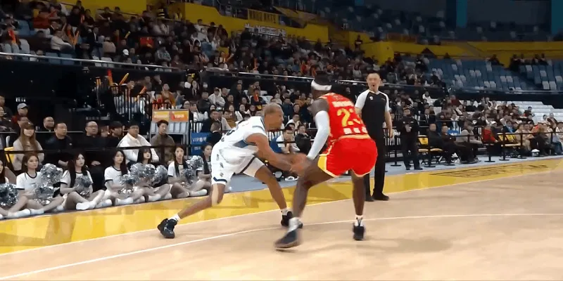 kaiyun-贝兹利持球突破接转身上篮打成二加一，宁波队追至4分分差