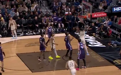 开云官网-巴锡挡拆顺下空接扣篮打进，8中5已砍下10分8篮板